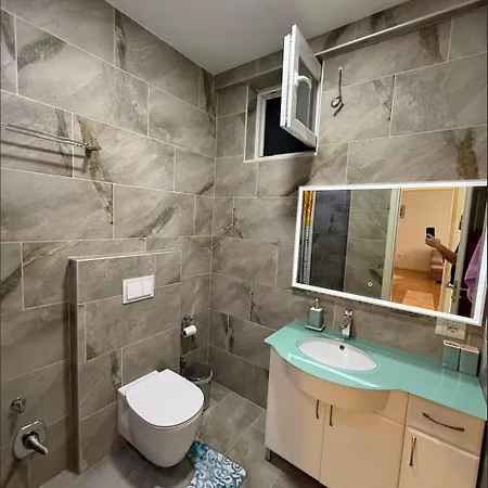 Quiet Upscale Area With Stunning View *